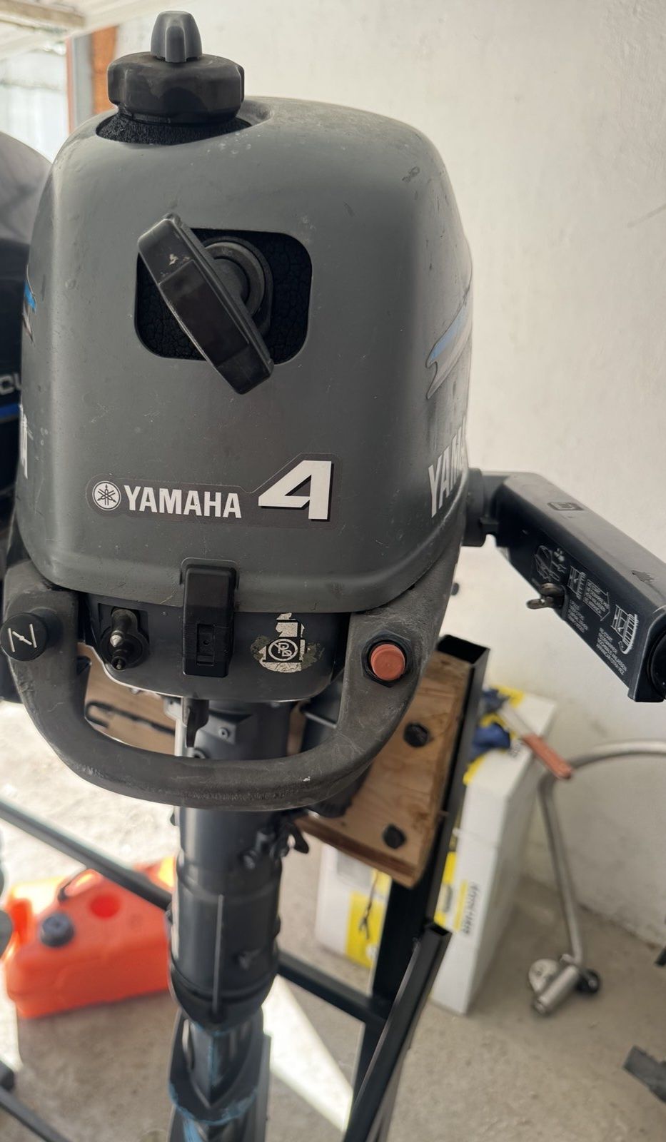 Продавам извънбордов двигател Yamaha 9.9 к.с и 4 к.с