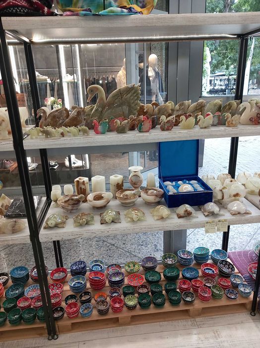 Оборудване за магазин - стелажи, витрина