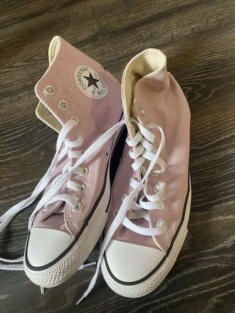 Продават се кецове Converse unisex