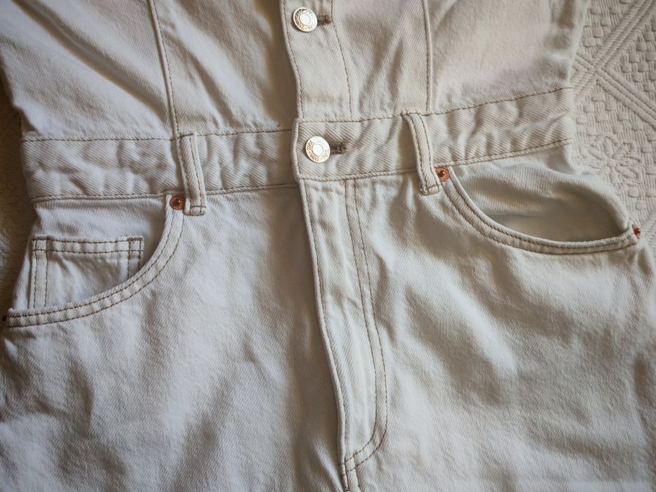 Salopeta blugi marimea XS, purtata de doua ori, impecabila.