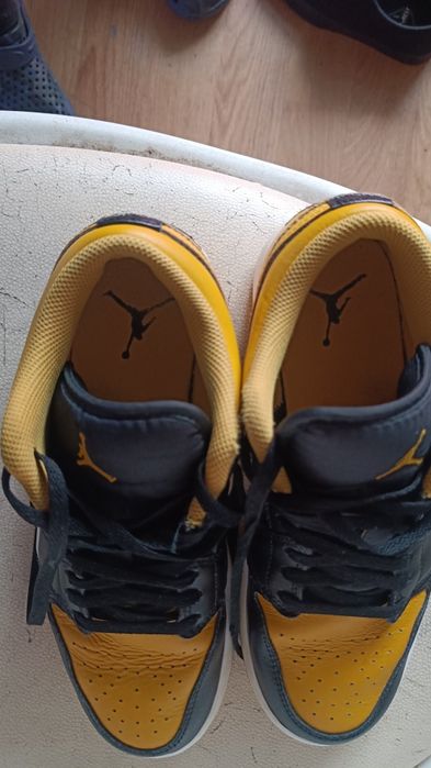 Jordan 1 low, black and yellow
