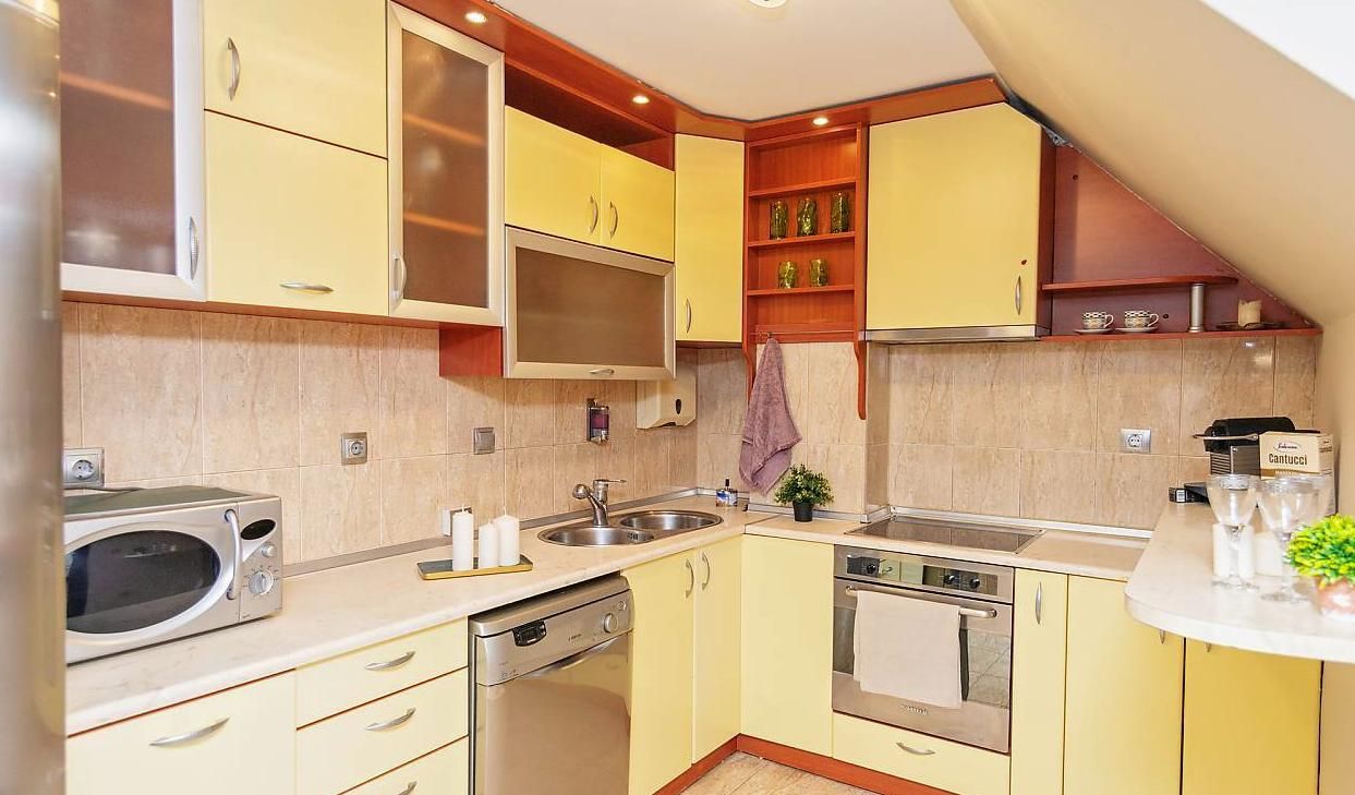 Дава се под наем Тристаен апартамент в Бургас, Център - 120 кв.м за 816 € - Снимка #1