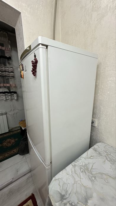 Холдильник Indezit  в хорошим состояний