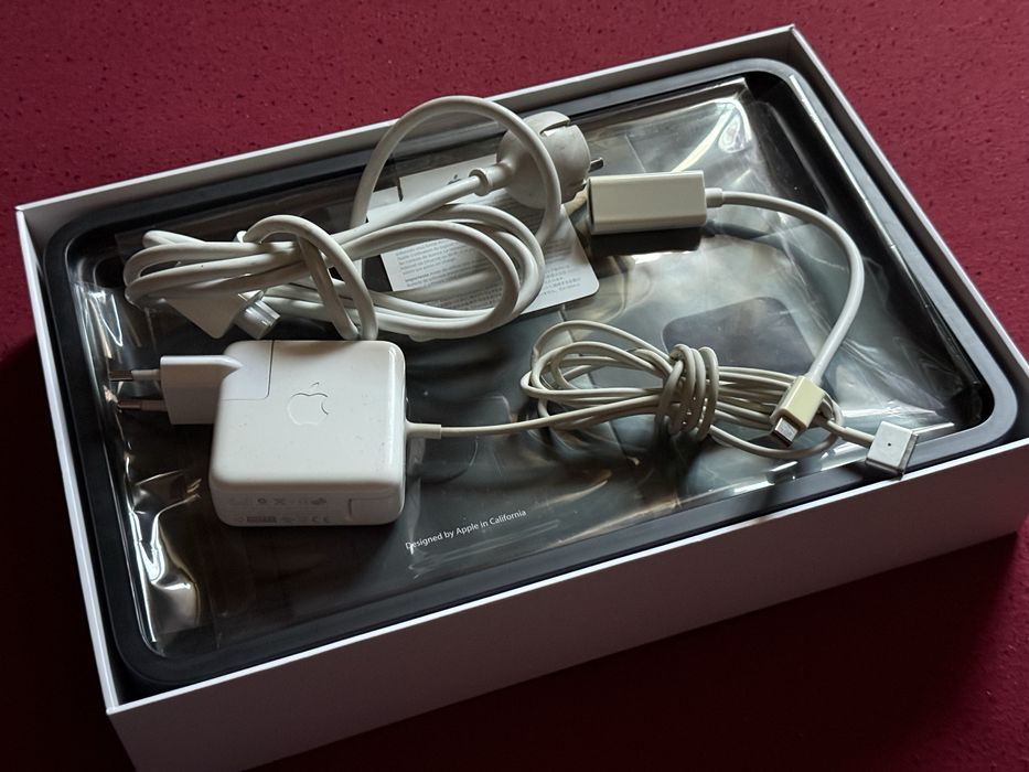 Vând Macbook Air 11-inch Early 2014 FULL BOX