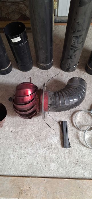 Шапка за комин Ф130мм - въртяща се, червена и скоби за бурии(кюнци).