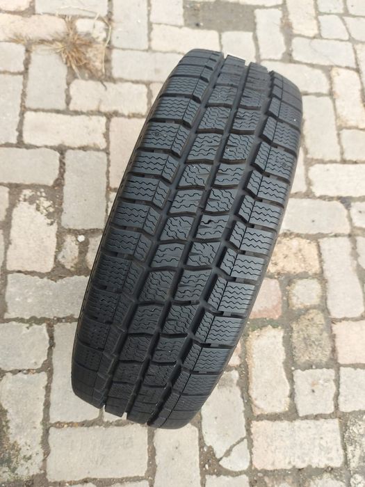 O bucată 205/65 R16C M+S iarnă - una  Vredestein Sailun