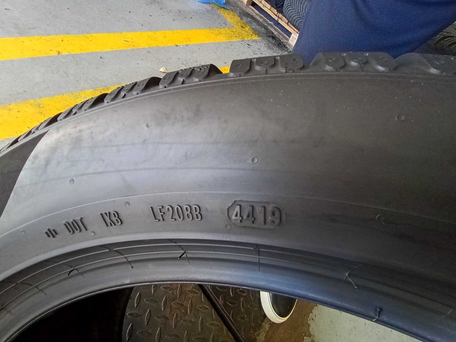 Vând anvelope Pirelli 235.50.19