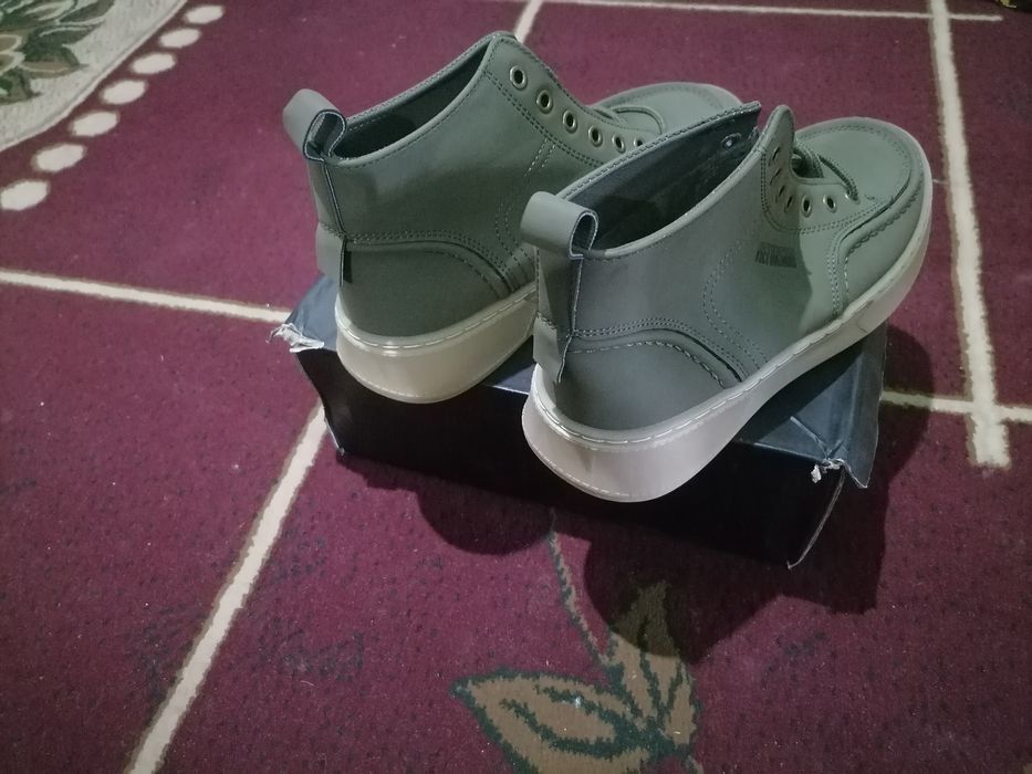 Oyoq kiyim sotiladi, o'lchami 42 qishki, maskvadan alingan, giyilmagan