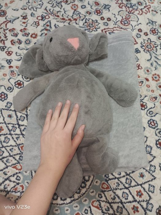Плюшевый кролик с пледом