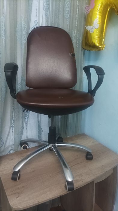 стол и офисный стул