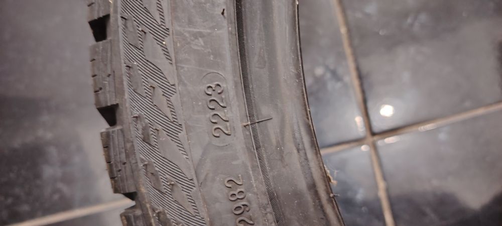 235 40 R19 Nokian snowproof