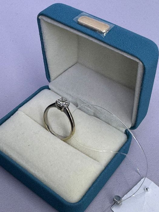 Золотое кольцо с бриллиантом/МА18337