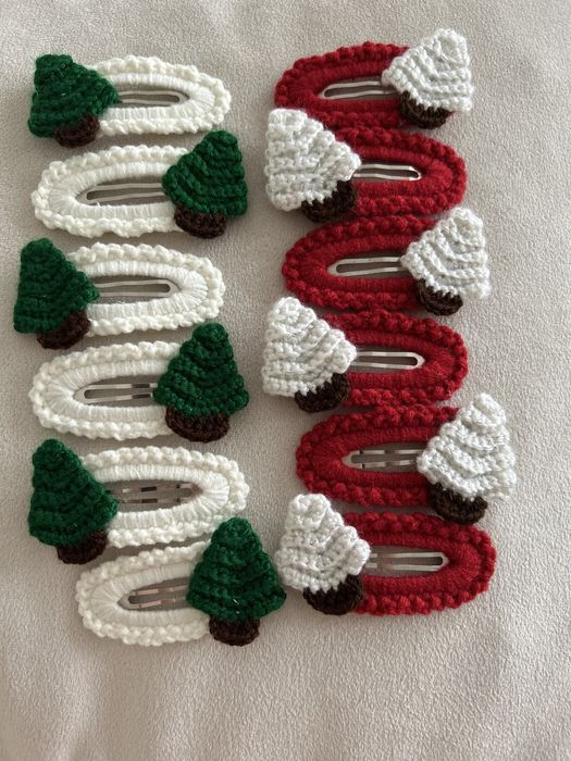 Коледни, ръчно направени фиби за кода