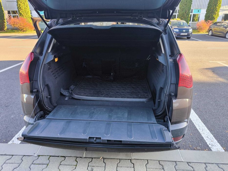 VÂND: PEUGEOT 3008 hybrid,
MOTOR 2000 cc ;Putere 200 CP
Fara accidente