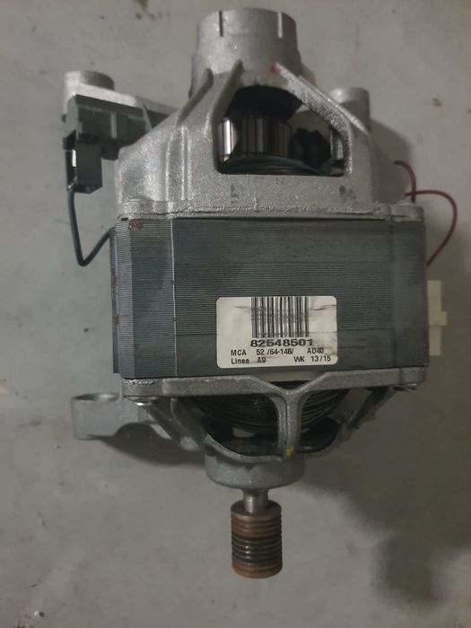 Vând motor mașina de spălat Ariston