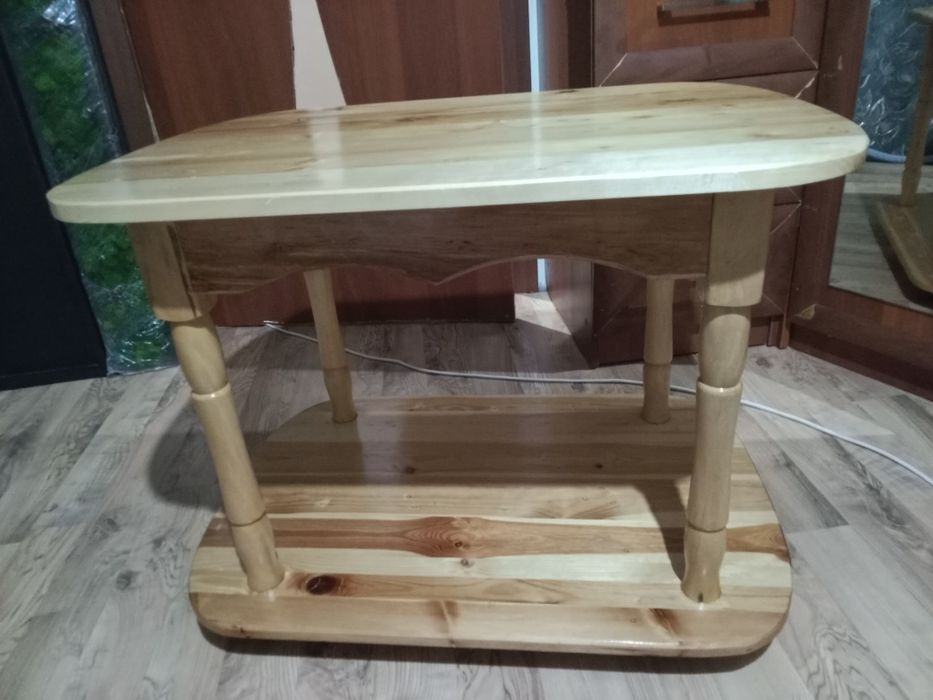 Продаю столик хороший журнальный
