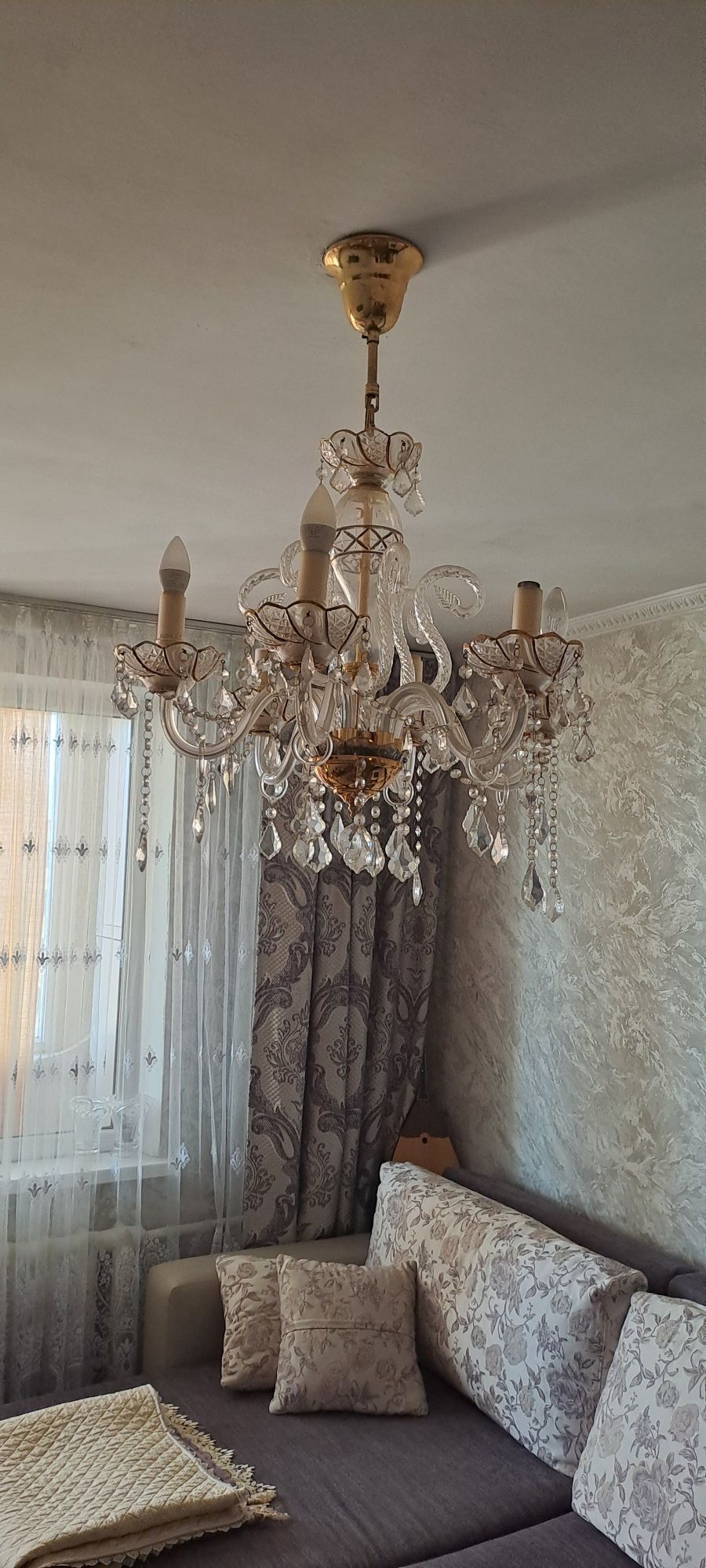 Продаю люстру б/у