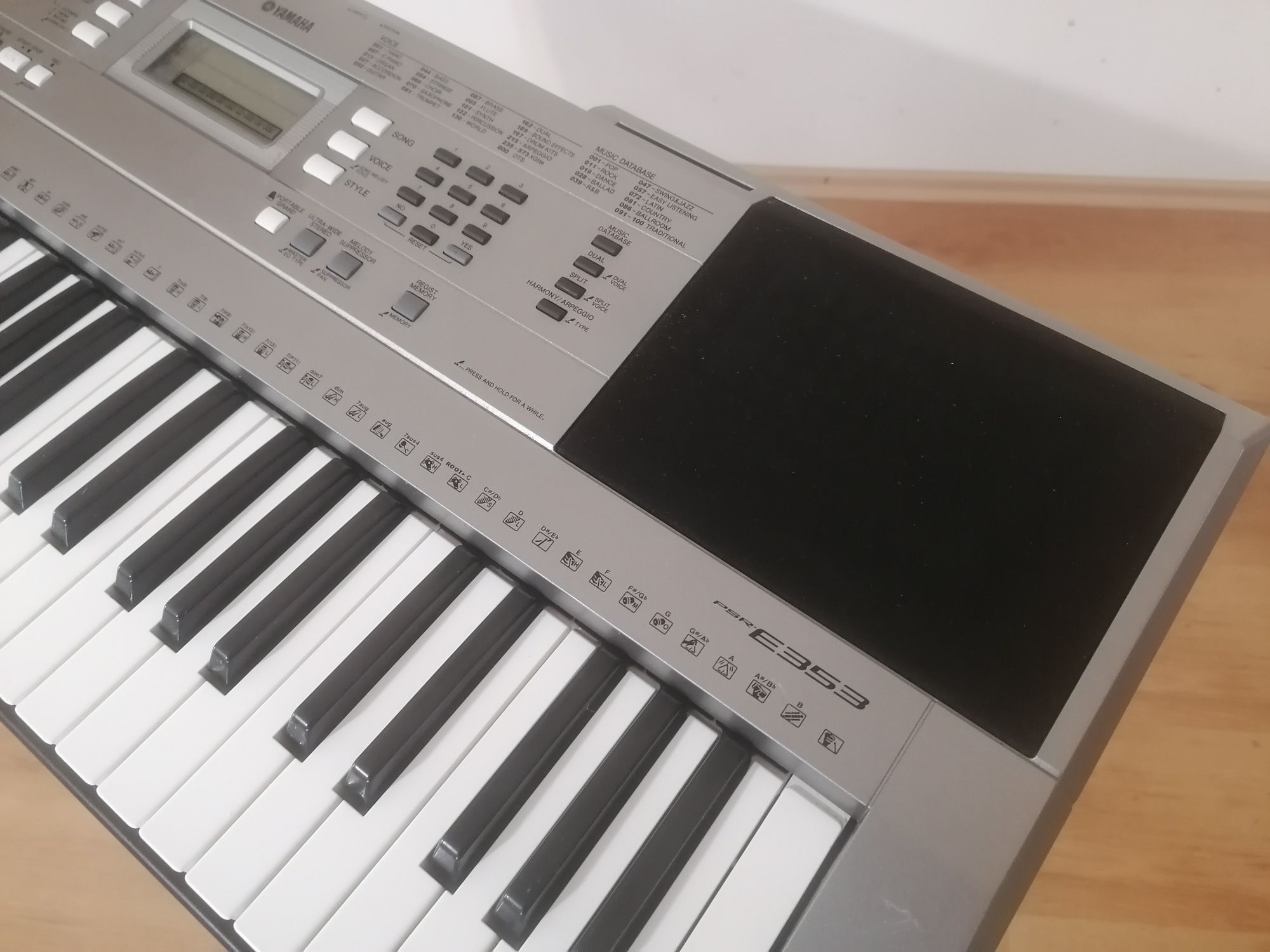 YAMAHA PSR E-353 USB stereo Display iluminat