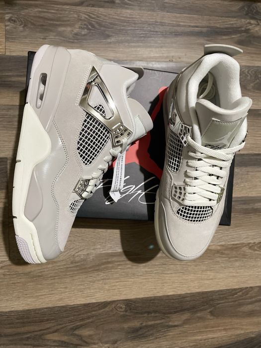 Air Jordan 4 Frozen Moments