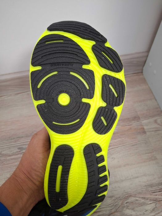 Vând papuci alergare Brooks