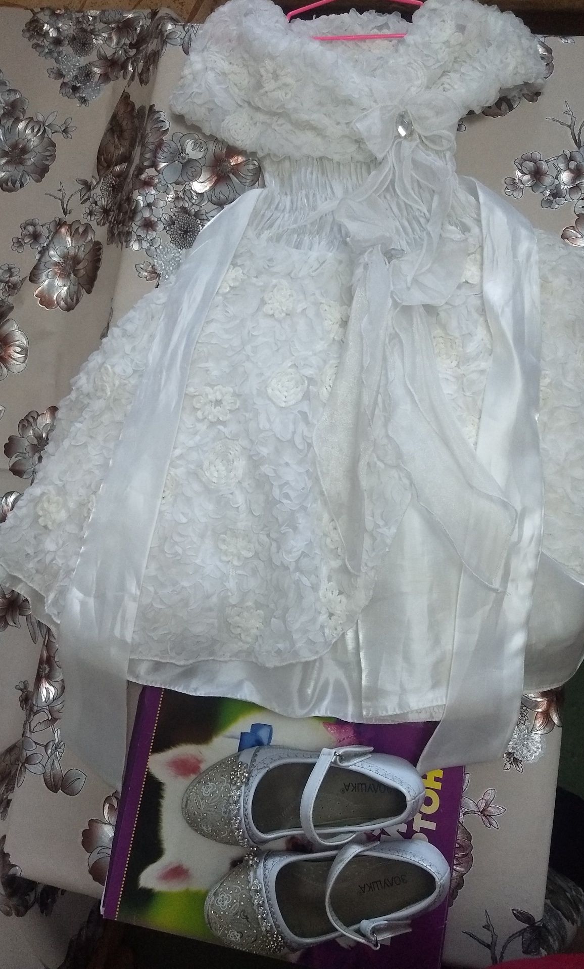 Праздничное с пышными юбками платье 30 размер,нарядные белые туфли 32р