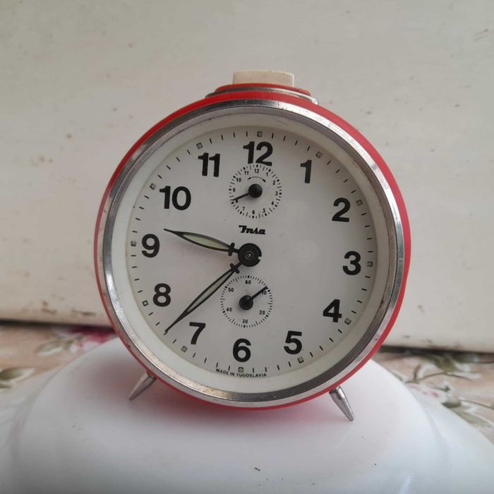 Ceas desteptator de masa-mecanic , JNSA .Fabricat in Yugoslavia .