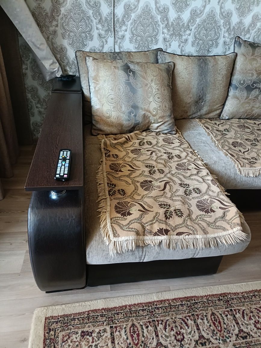 Продам угловой диван с креслом