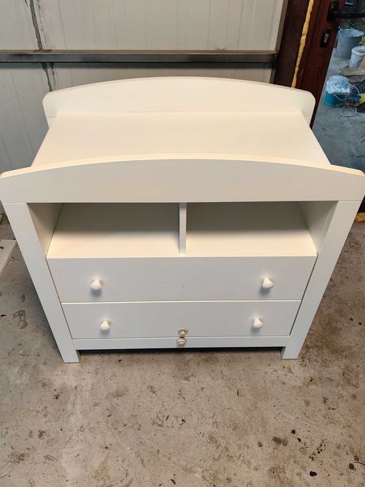 скрин с място за повиване