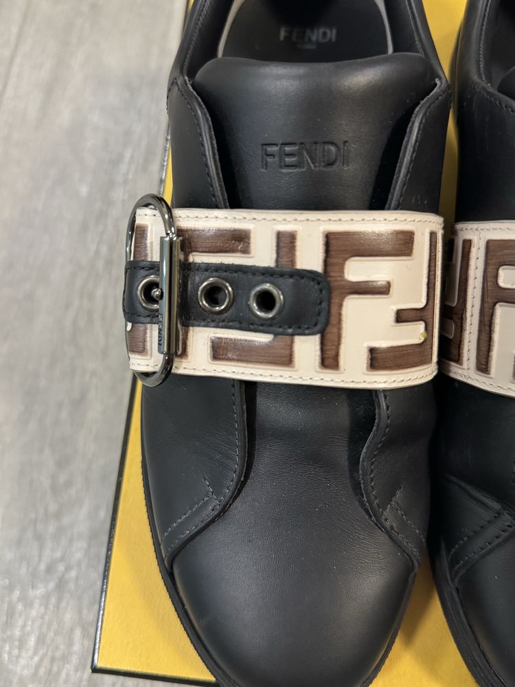 Като нови, кецове на “Fendi”39,5,черен цвят,с плик, сертификат и кутия