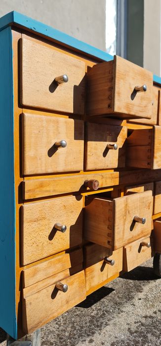 Mobila-dulap cu multe sertare din lemn.Vintage