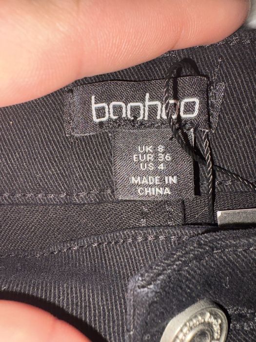 Vand blugi negri pentru femei