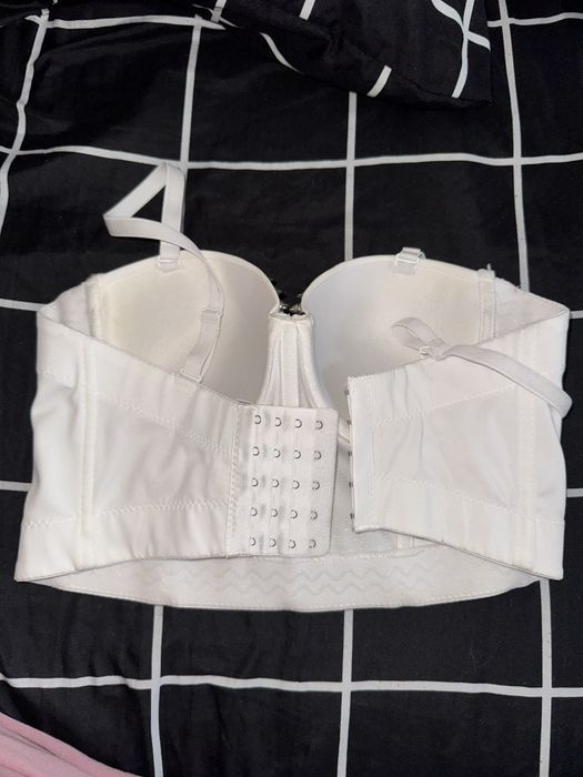 Бяло бюстие/котсет с капси и сваляеми презрамки