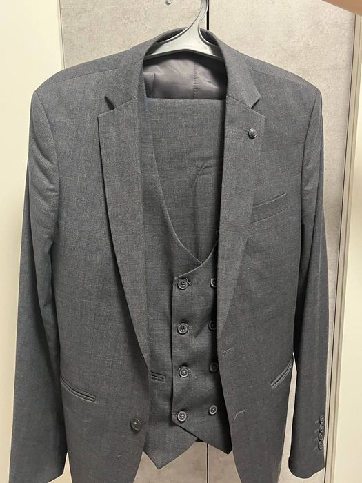 Продам костюм новый