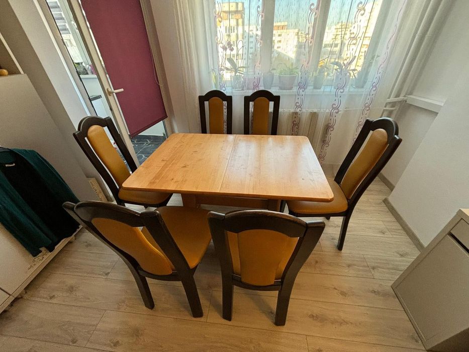 PF vând masă extensibila cu 6 scaune din lemn