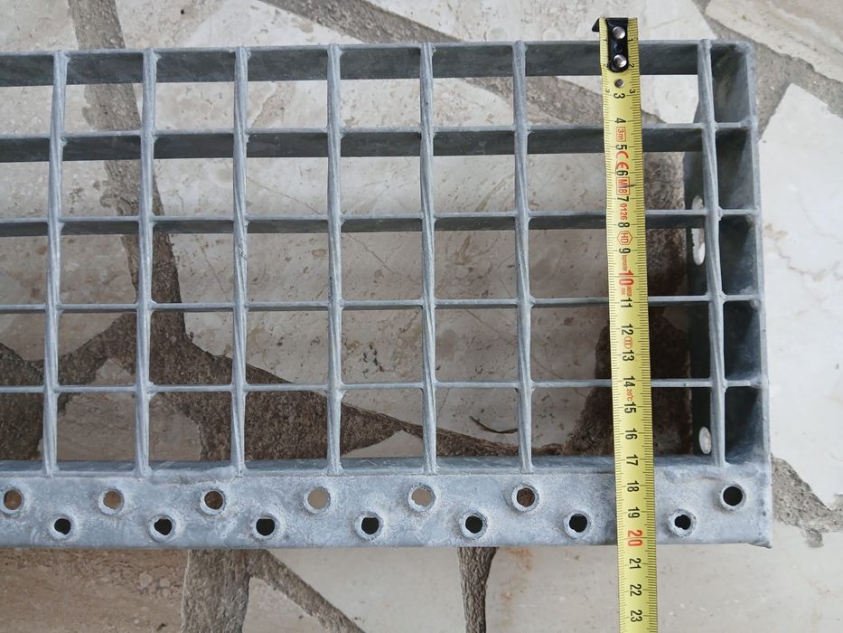 Trepte zincate pentru scari