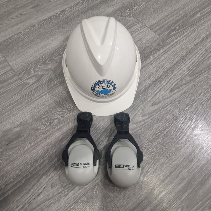 Продаю каску тшо с наушниками!