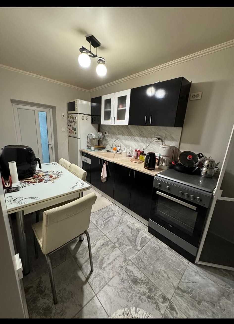Продава се обзаведена къща - 290 кв.м. - двор 1040 кв.м.