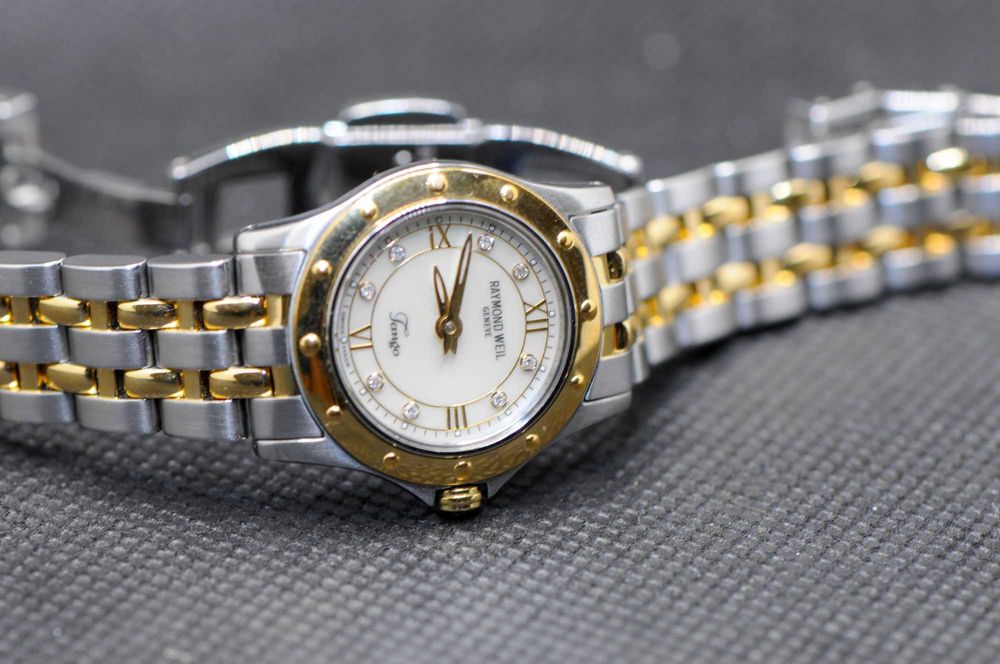 Швейцарски дамски часовник с диаманти - Raymond Weil Tango 5790