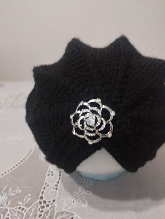 Ръчно плетени дамски шапки барети, тюрбани и бини