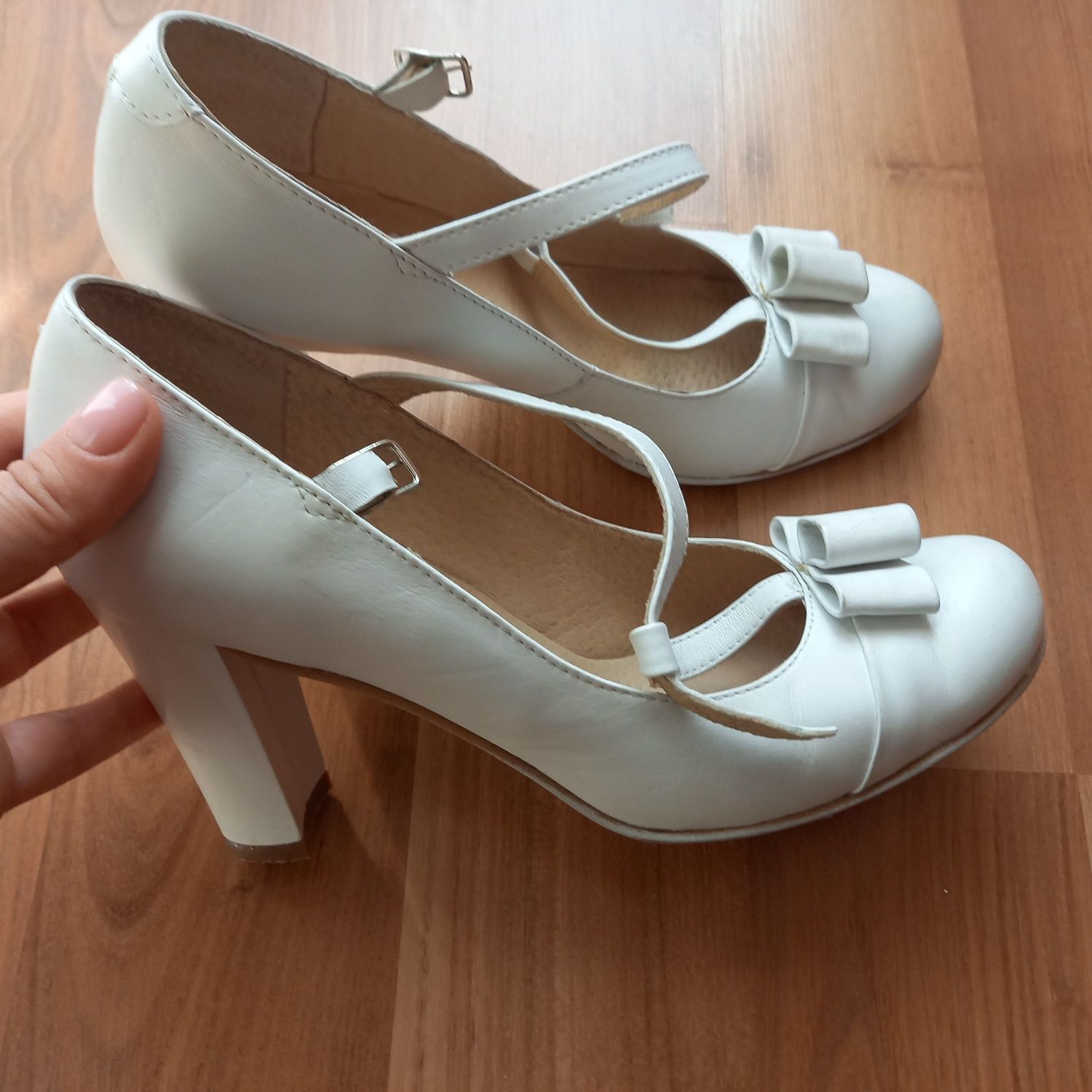 Pantofi albi mireasa