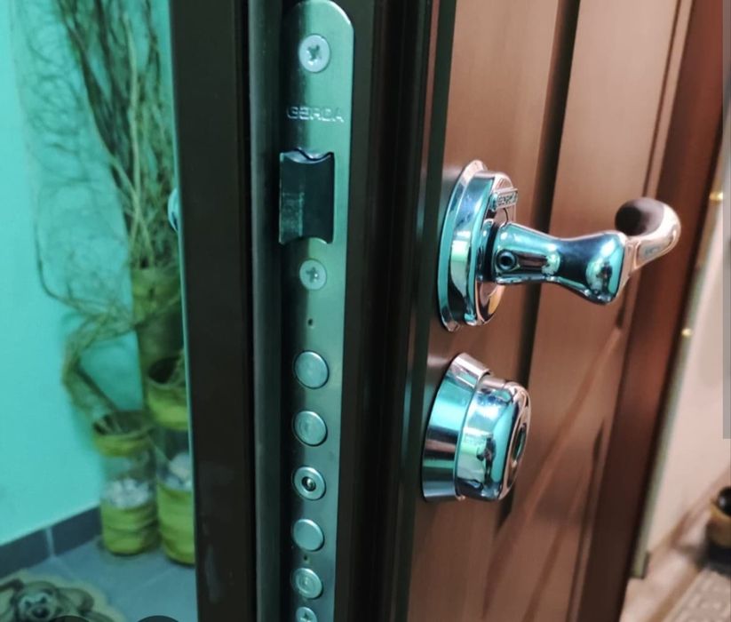 Замена замок ремонт ручек устанвока замок плотник