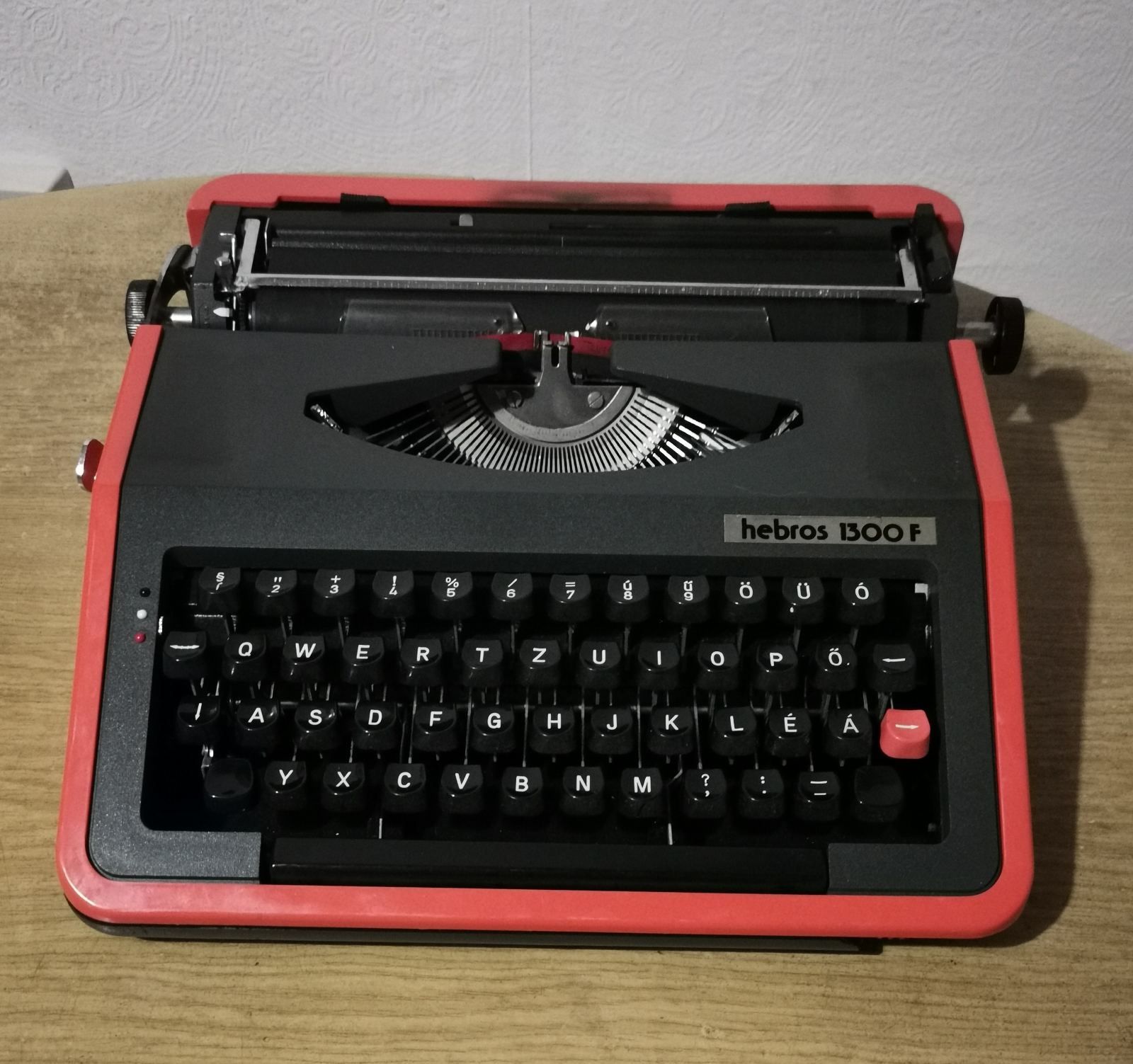 Пишеща машина  " Hebros 1300 F  "