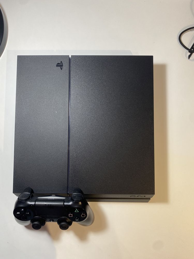 Sony Ps4 1 джойстик + подарък  4 игри
