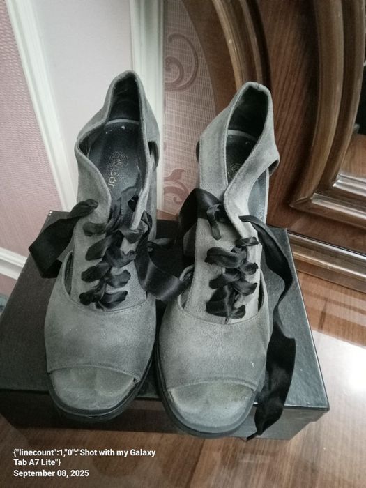 Ayollar tuflisi sotiladi