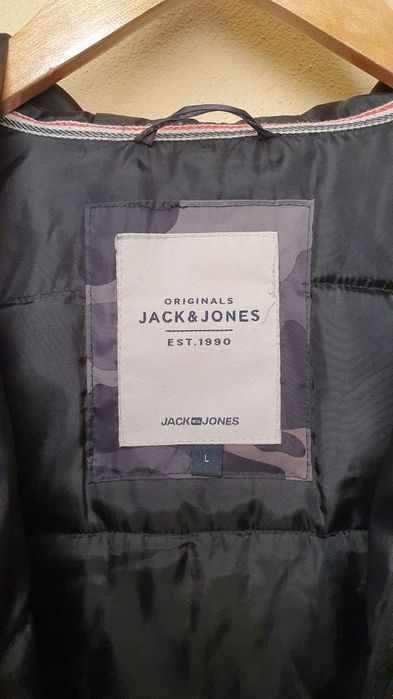 vând geaca Jack & Jones
