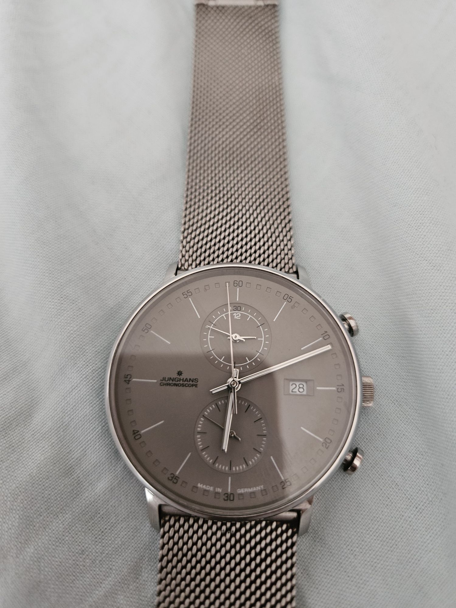Продавам часовник Junghans - кварц.