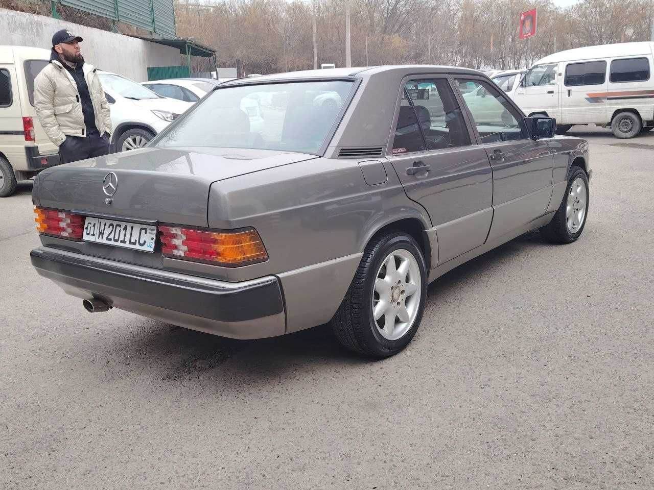 Mercedes-Benz 190 190 E 1.8 MT