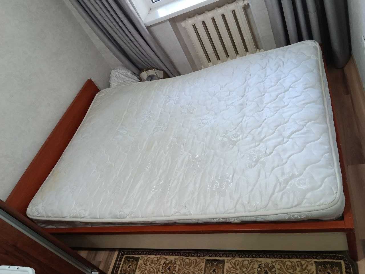 Продается 2-х спальная кровать, импортная, в отличном состоянии.