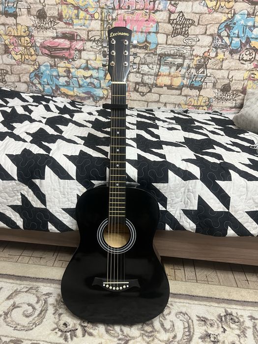 Продам гитару Levinson