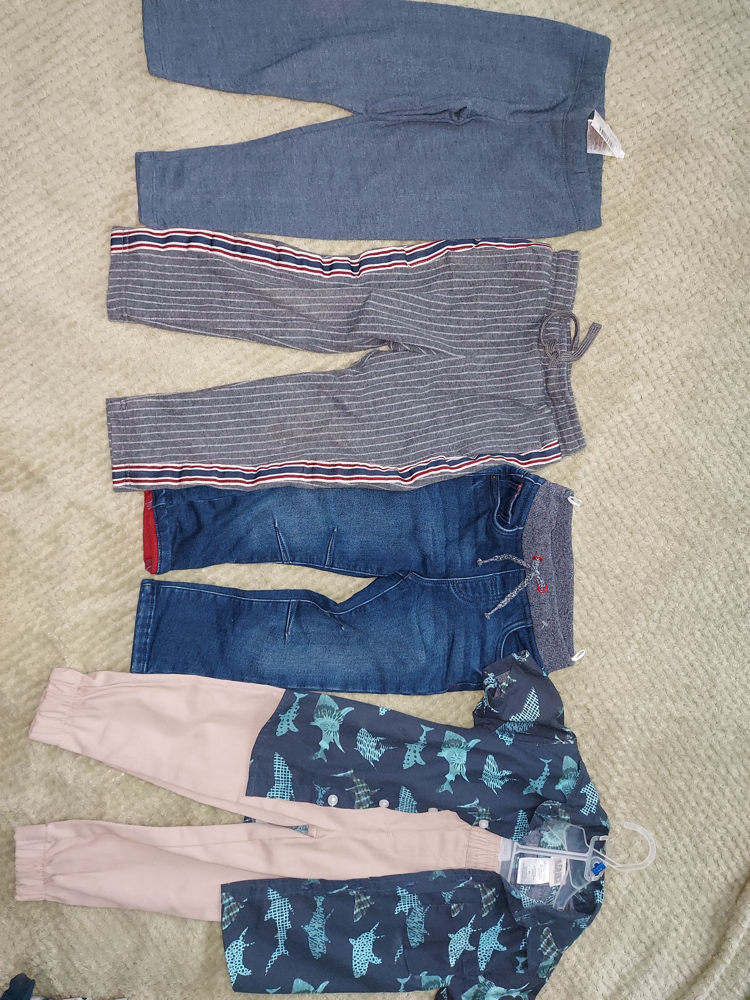 Pantaloni, pulovere, articole pentru băieți cu vârste între 3-5 ani